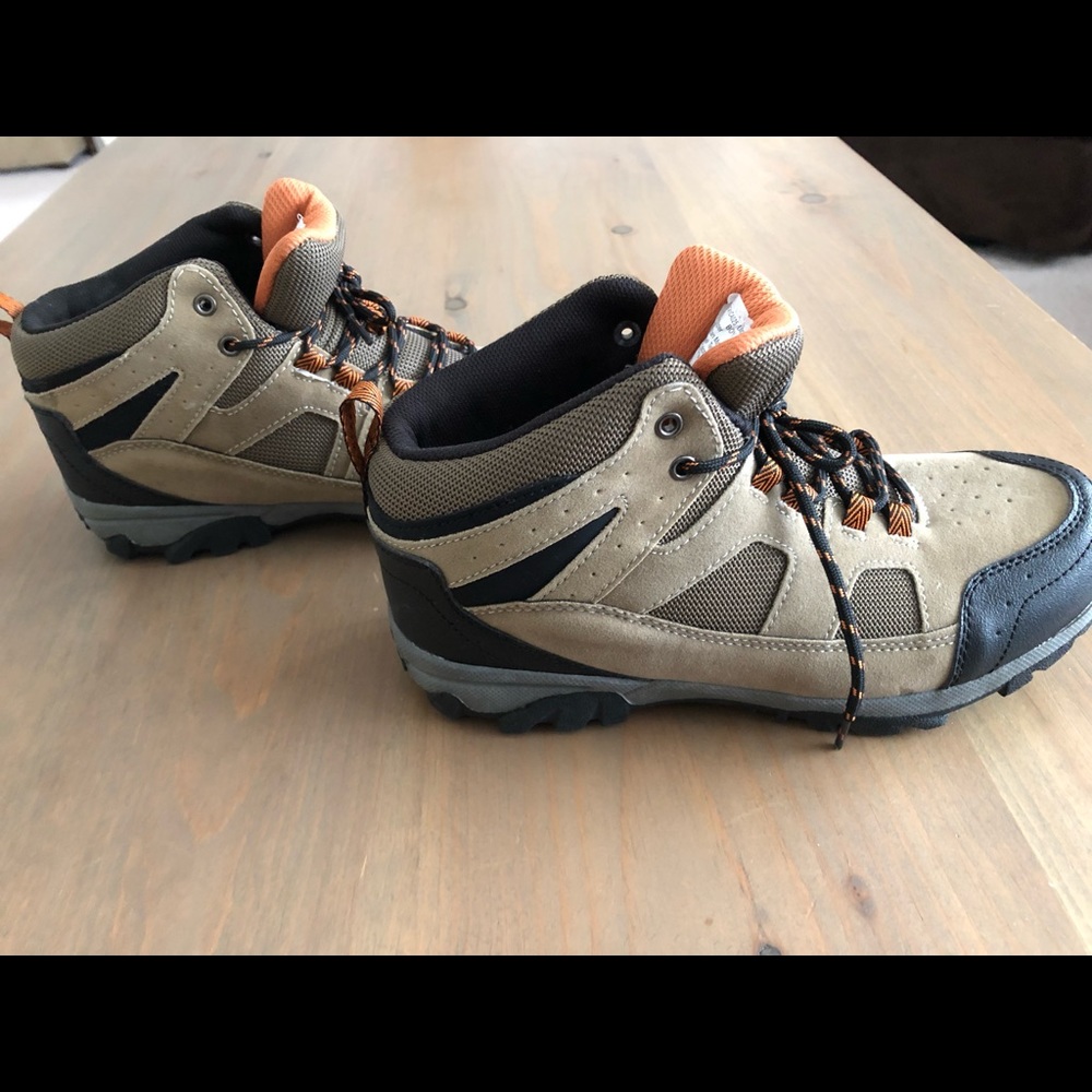 Size 6, Boys, Ozark boot, never worn